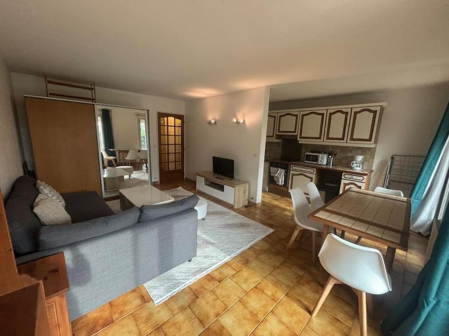 Apartamento F2 Avec Terrasse, Parking Gratuit Guyancourt Exterior foto